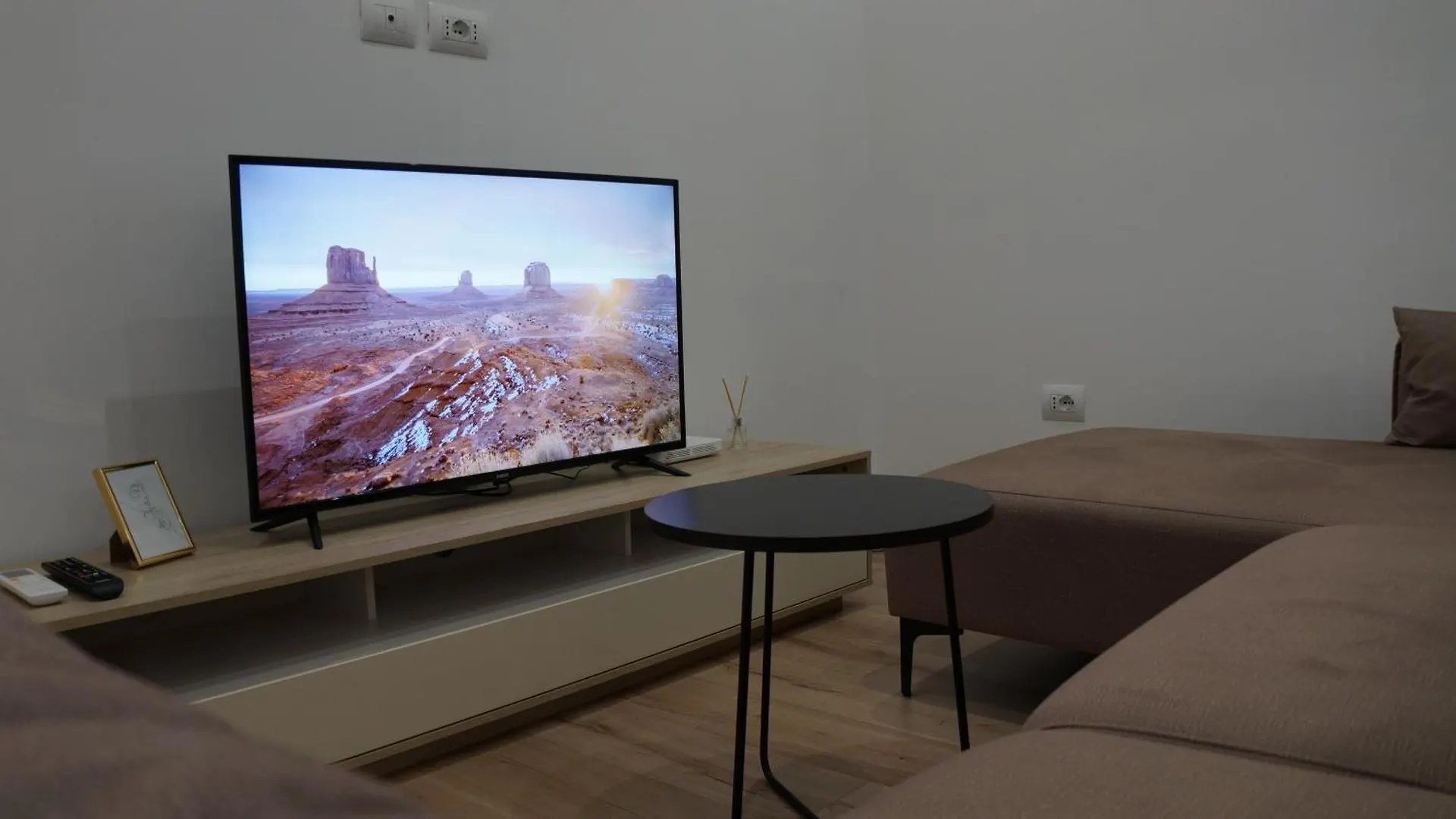 Komuna Parisit Olympic Apartment Tirana Albania