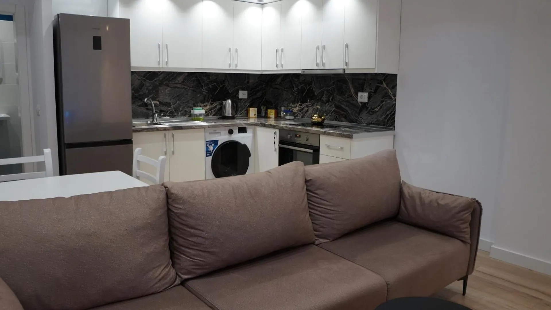 Komuna Parisit Olympic Apartment Tirana 0*,  Albania